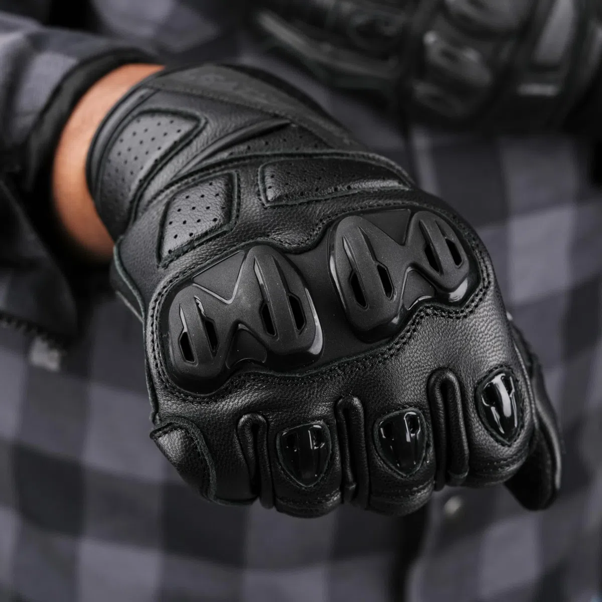 Leatherick Guanti da Moto da Uomo in Vera Pelle Nera - Palmo Imbottito, Compatibilità Touch Screen, Guanti da Moto Certificati CE con Nocche Protettive