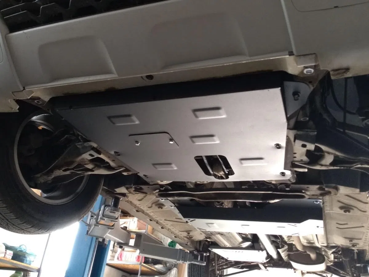 Protección metálica bajo el motor compatible con Dacia Duster - (2018-2025)