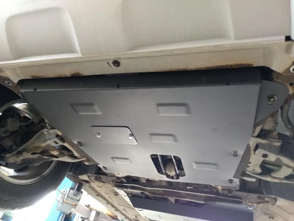 Protección metálica bajo el motor compatible con Dacia Duster - (2018-2025)