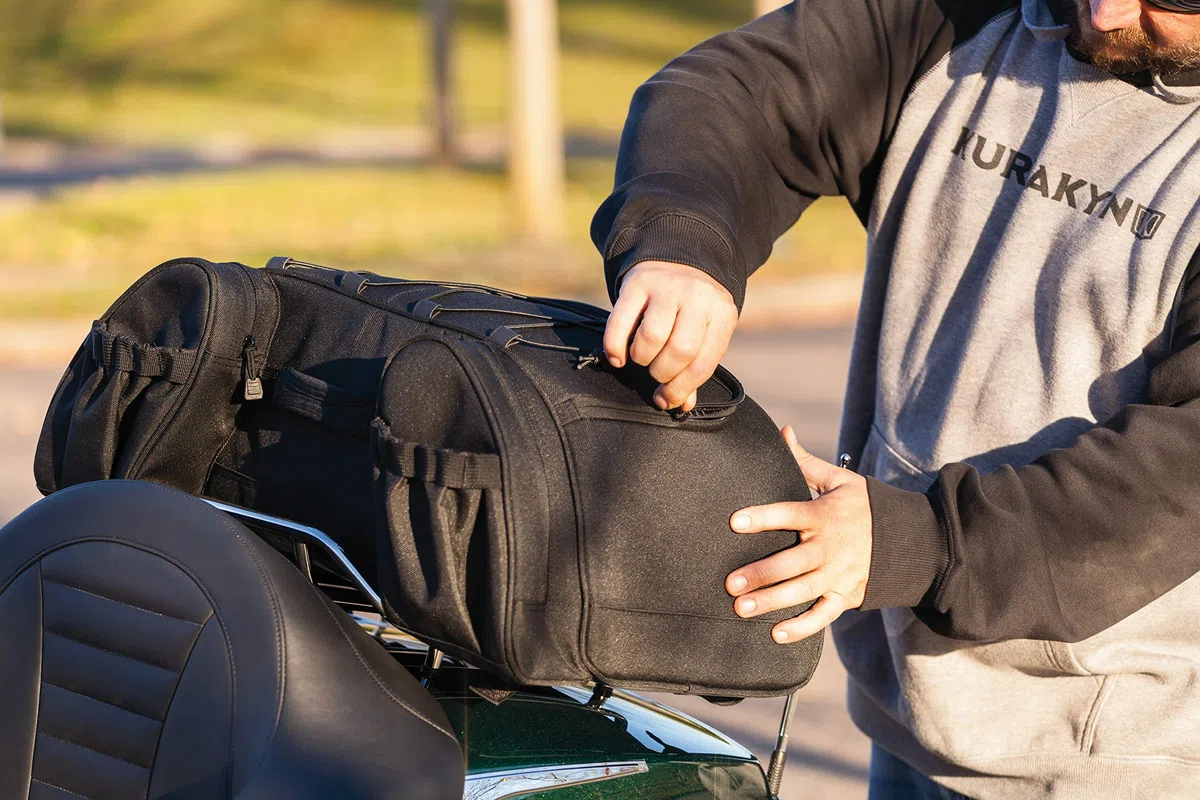 Kuryakyn 5281 Momentum Hitchhiker - Bolsa para Maletero (1 Unidad), Color Negro