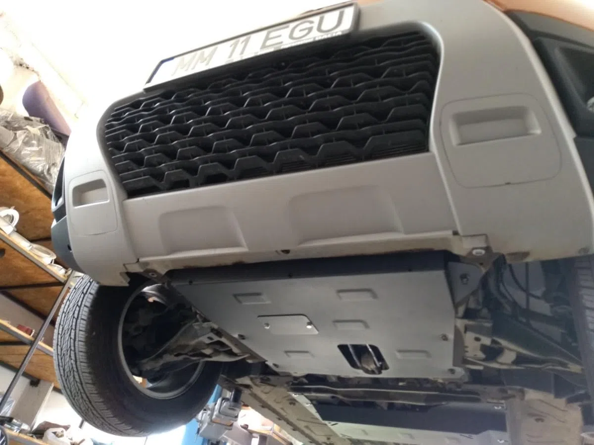 Protección metálica bajo el motor compatible con Dacia Duster - (2018-2025)