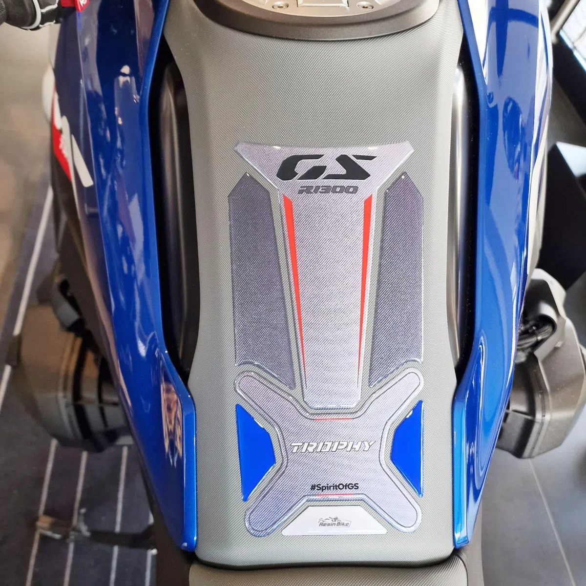 Resin Bike Adhesivos de Moto Compatibles con BMW R 1300 GS Trophy 2023-2026. Protection de Tanque de Choques y Arañazos de Moto. Adhesivo 3D Resinado - Made in Italy